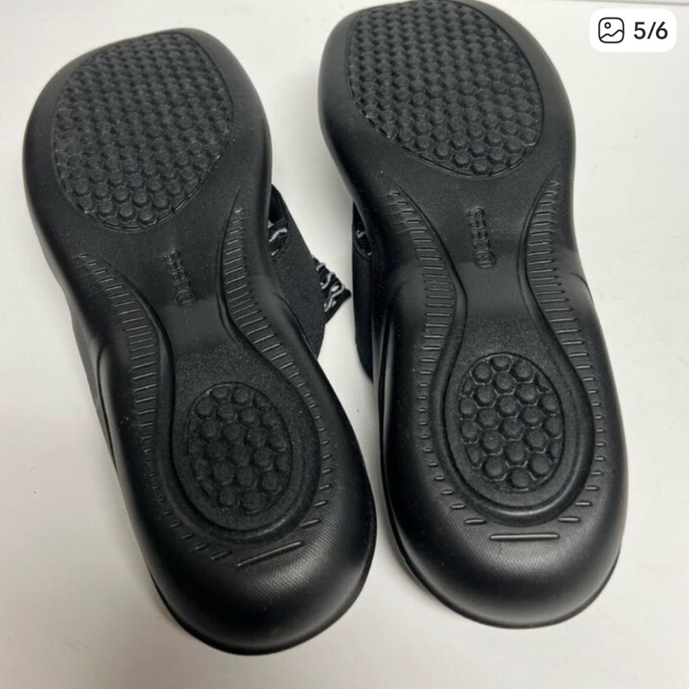 Bzees Black and Gray Sandals - Picture 4 of 4